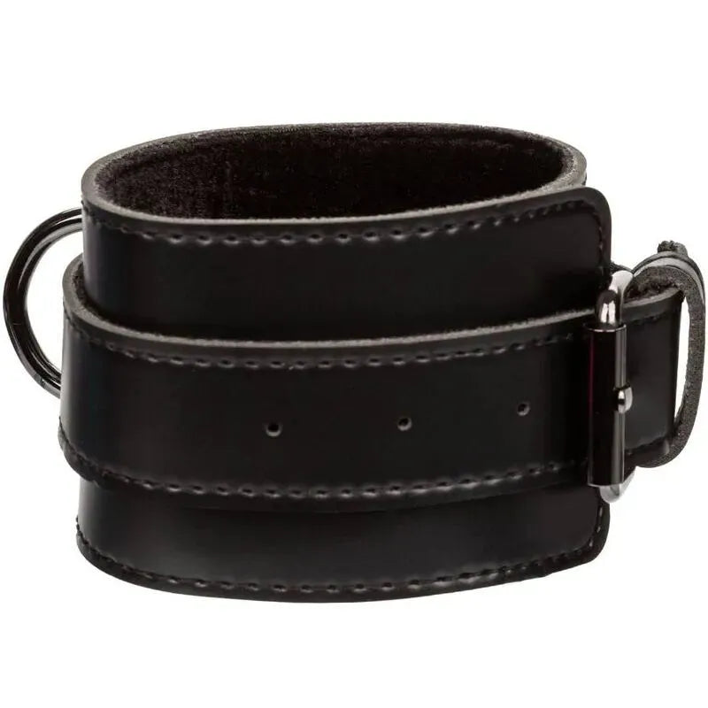 Menotte BDSM en cuir végétalien noir avec intérieur velours, boucle réglable et connecteur métallique robuste.