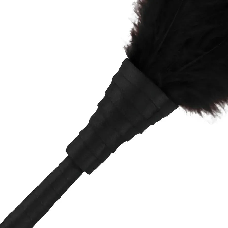 Plume noire érotique BDSM avec manche texturé, accessoire sensuel pour jeux de rôle et préliminaires.