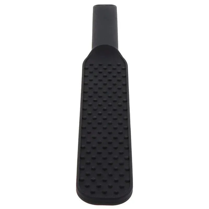 Accessoire BDSM noir en silicone, paddle à picots pour sensations variées, design ergonomique et durable.