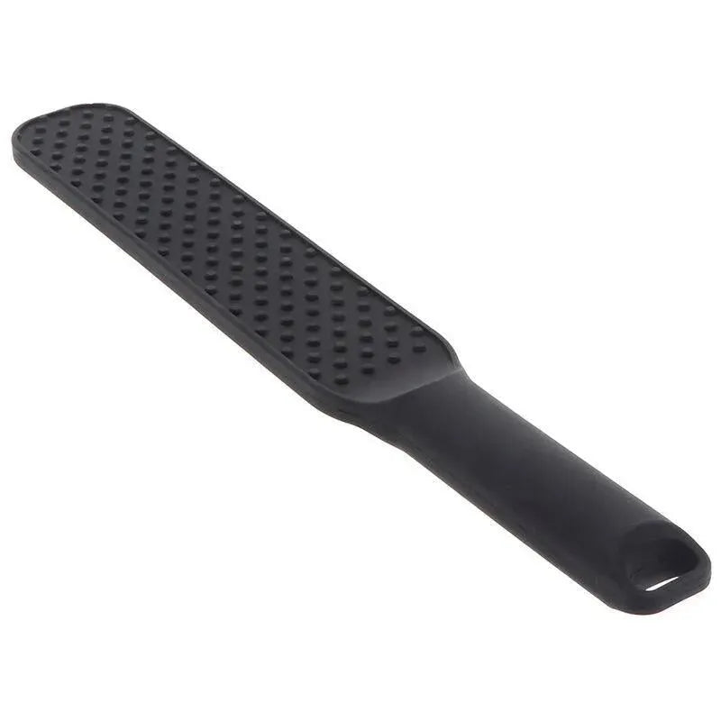 Paddle BDSM en silicone noir à picots, design ergonomique, pour sensations variées, collection EXTREME by HIDDEN DESIRE.