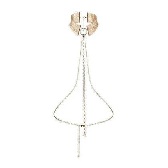 Accessoire bondage en maille métallique dorée réglable, design élégant avec chaînes fines et détails captivants.