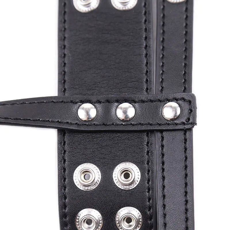 Accessoire fétiche en cuir noir ajustable, sans nickel, avec rivets métalliques, idéal pour expériences sensorielles.