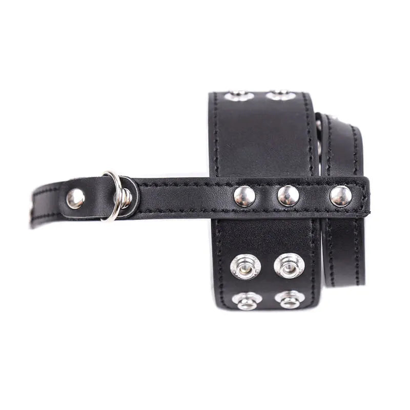 Accessoire fétiche en cuir noir réglable, sans nickel, avec rivets métalliques, idéal pour expériences sensorielles.