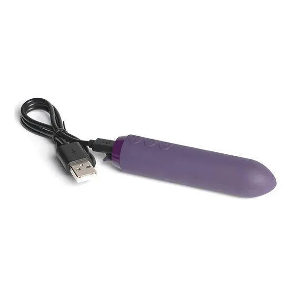Vibromasseur violet rechargeable waterproof avec câble USB, design ergonomique pour utilisation mains libres.