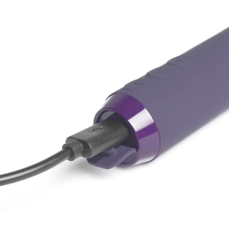 Vibromasseur violet rechargeable waterproof avec câble USB, design ergonomique pour une utilisation mains libres optimale.
