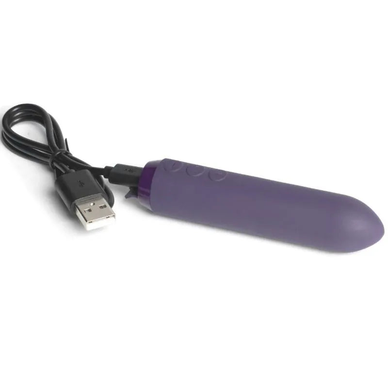 Vibromasseur violet rechargeable waterproof avec câble USB, design mains libres, forme cylindrique pour plaisir optimal.