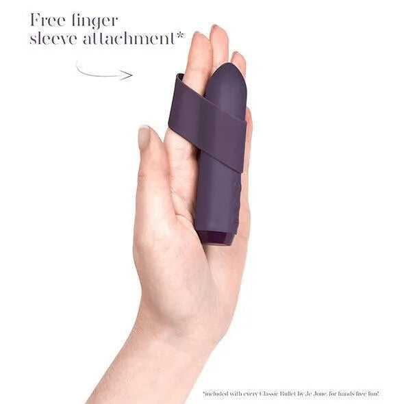 Accessoire vibromasseur violet waterproof, design ergonomique, mains libres, rechargeable, en main.