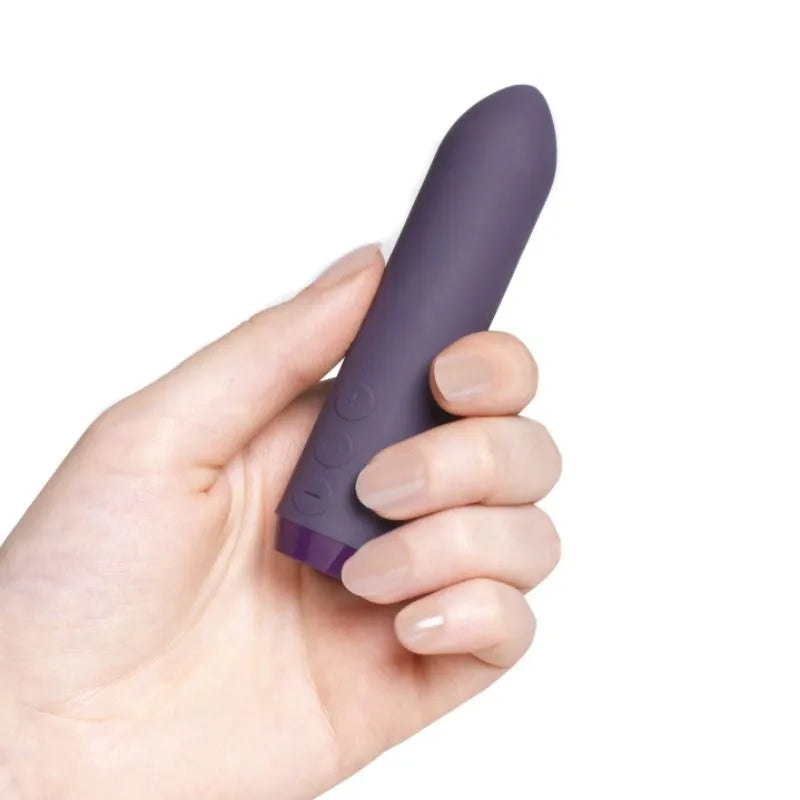 Vibromasseur mains libres violet, design ergonomique, rechargeable, waterproof, pour une expérience intime sans effort.
