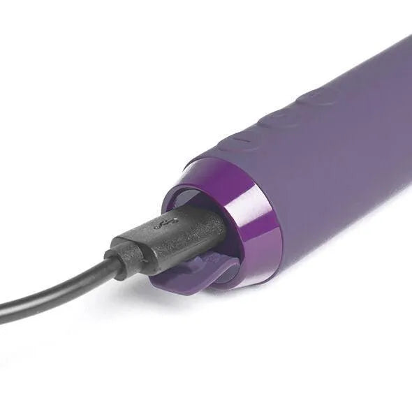 Vibromasseur violet rechargeable waterproof avec câble USB, design mains libres innovant pour plaisir optimal.