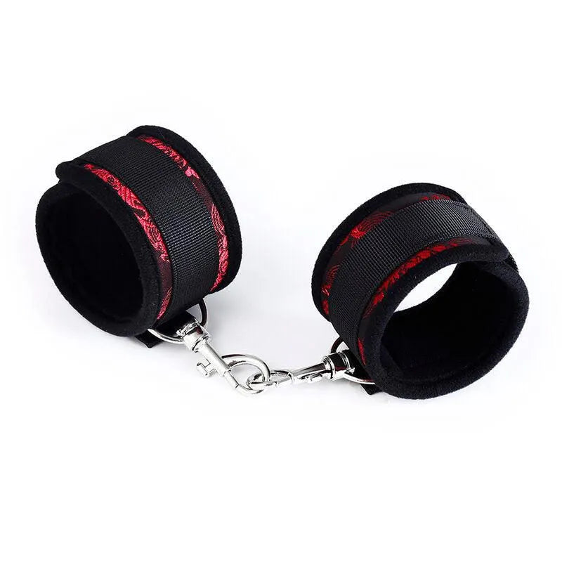 Accessoires BDSM Ohmama noirs et rouges, ajustables, avec fermetures métalliques, pour confort et sécurité.