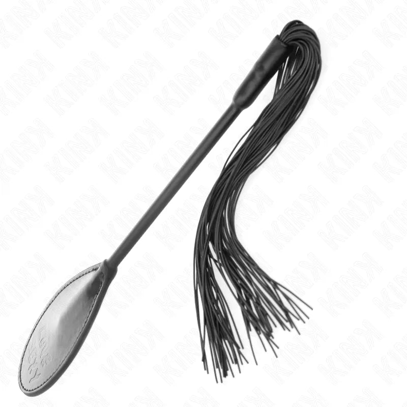 Cravache BDSM en cuir noir avec manche ergonomique et lanières, accessoire érotique pour jeux de puissance et plaisir.