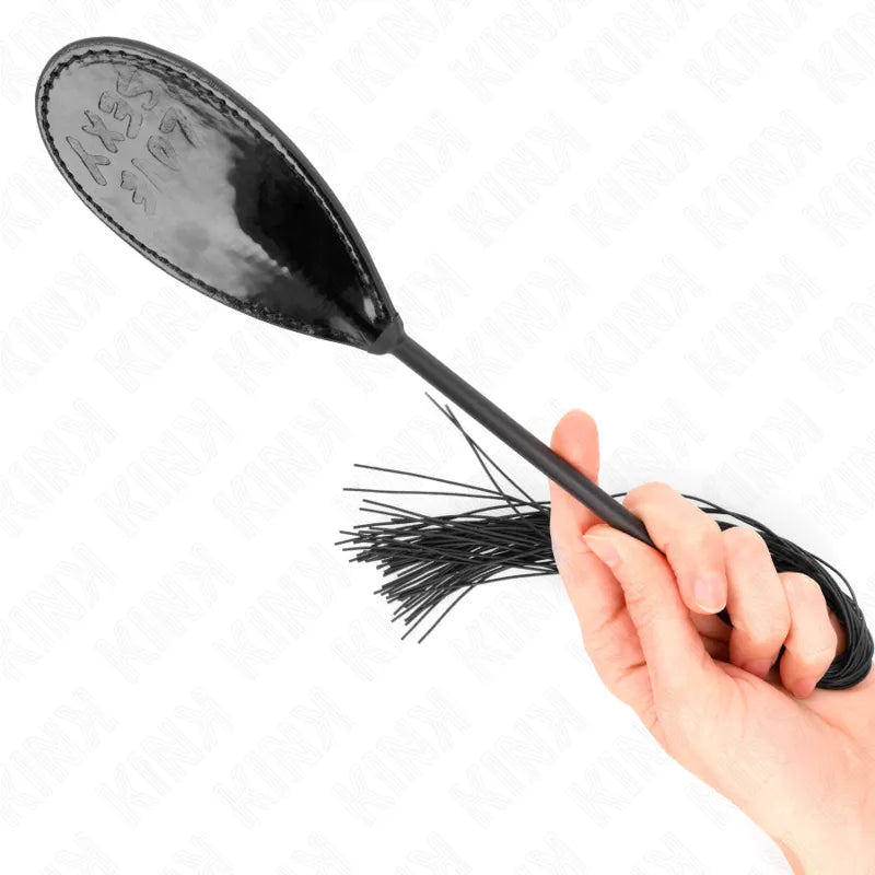 Cravache en cuir noir avec manche ergonomique, détails raffinés, idéale pour jeux BDSM, accessoire KINK élégant et durable.