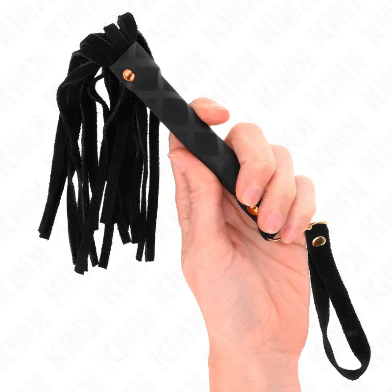 Accessoire BDSM en cuir noir, franges souples, poignée robuste, détails dorés, personnalisable, haute qualité.