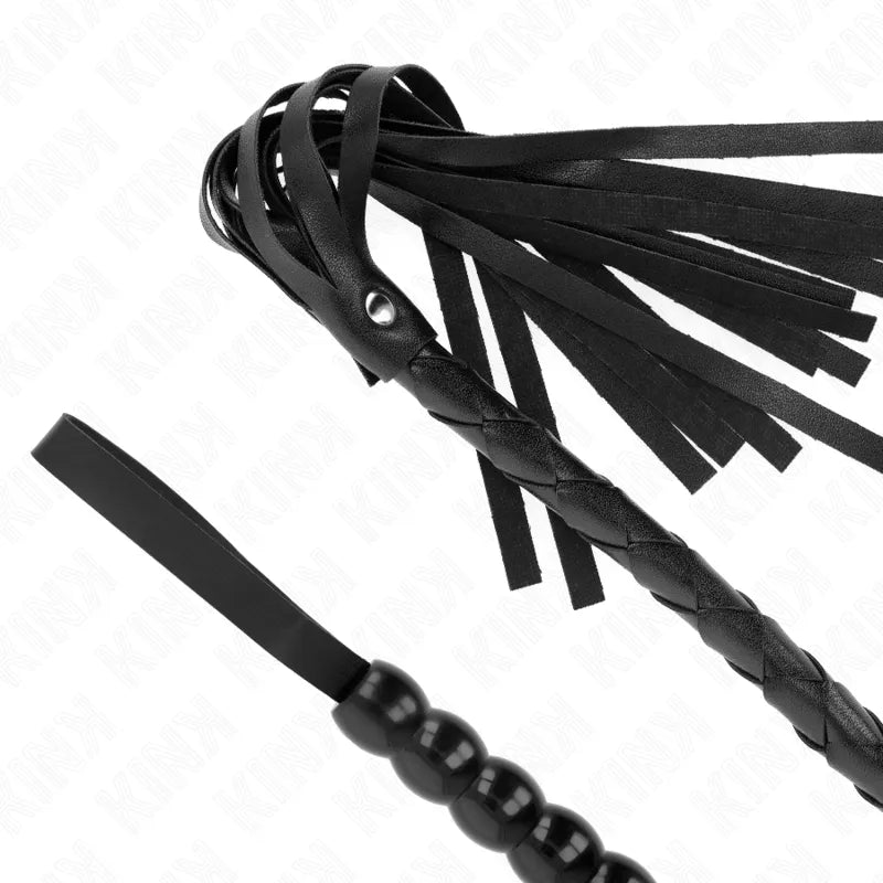 Accessoires BDSM en cuir noir, cravache tressée et fouet à lanières, haute qualité, pour expériences sensorielles.