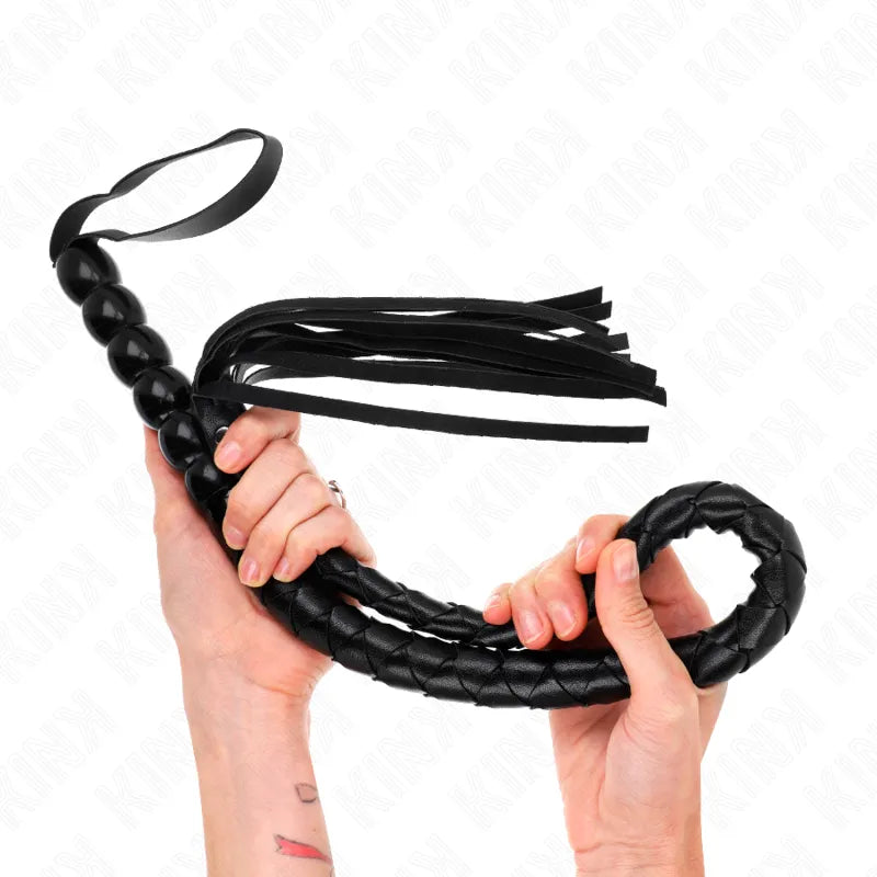 Accessoire BDSM en cuir noir, fouet tressé avec lanières, haute qualité, pour expériences sensorielles intenses.