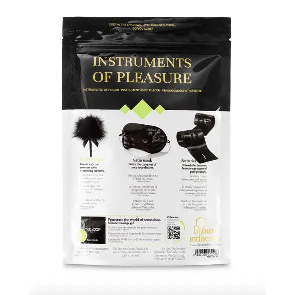 Accessoires BDSM en satin noir luxueux, masque et plumeau, emballage élégant, instruments de plaisir sensuel.