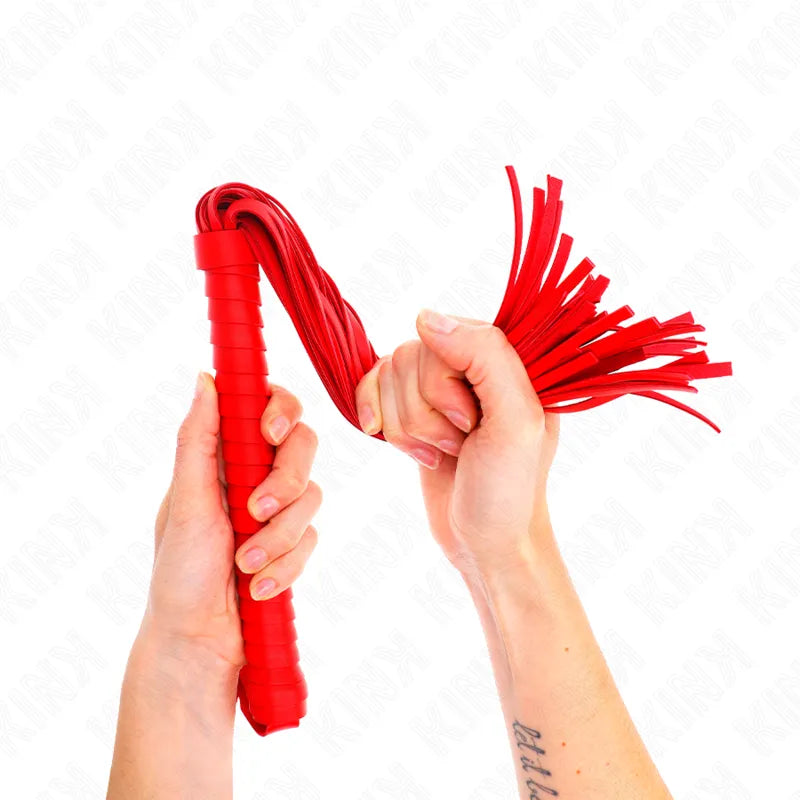 Fouet BDSM en cuir rouge, poignée texturée, lanières souples, accessoire de qualité pour jeux érotiques.