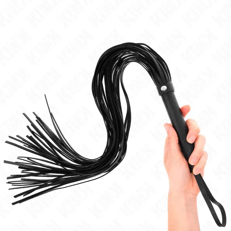 Fouet BDSM en cuir noir haute qualité, manche ergonomique, lanières multiples, accessoire raffiné pour sensations intenses.