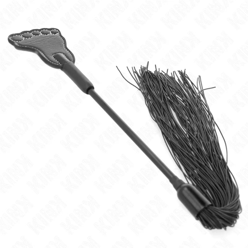 Accessoire BDSM noir en cuir et silicone, cravache avec manche ergonomique et lanières fines pour sensations variées.