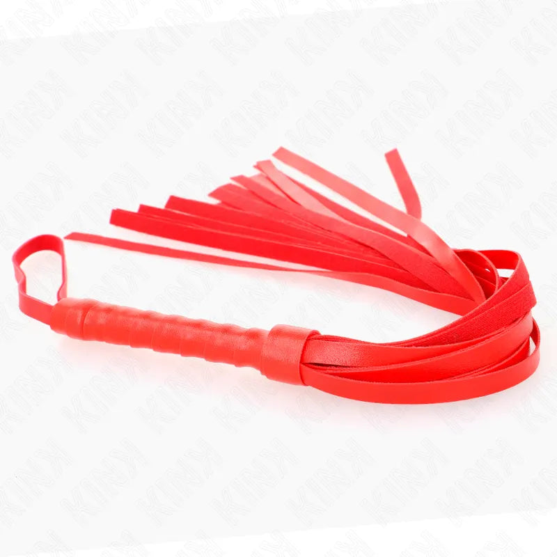 Fouet BDSM rouge en cuir et silicone, poignée texturée, lanières souples, accessoire de jeu intime de qualité.