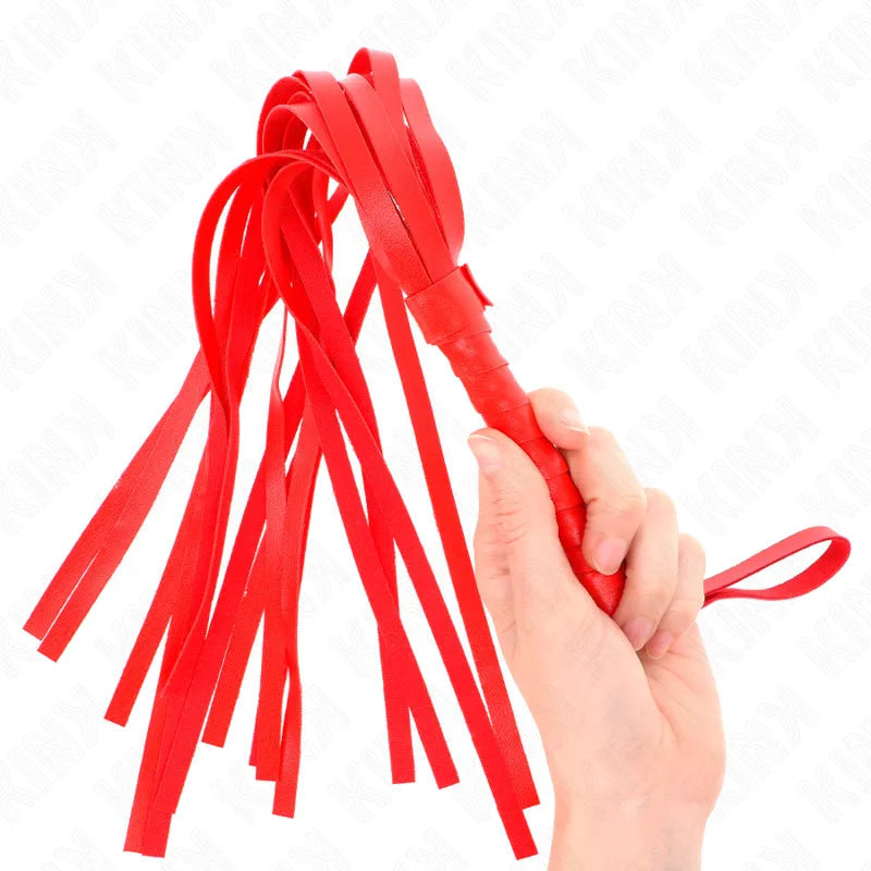 Accessoire BDSM rouge en cuir et silicone, fouet à lanières, design ergonomique pour confort et intensité.