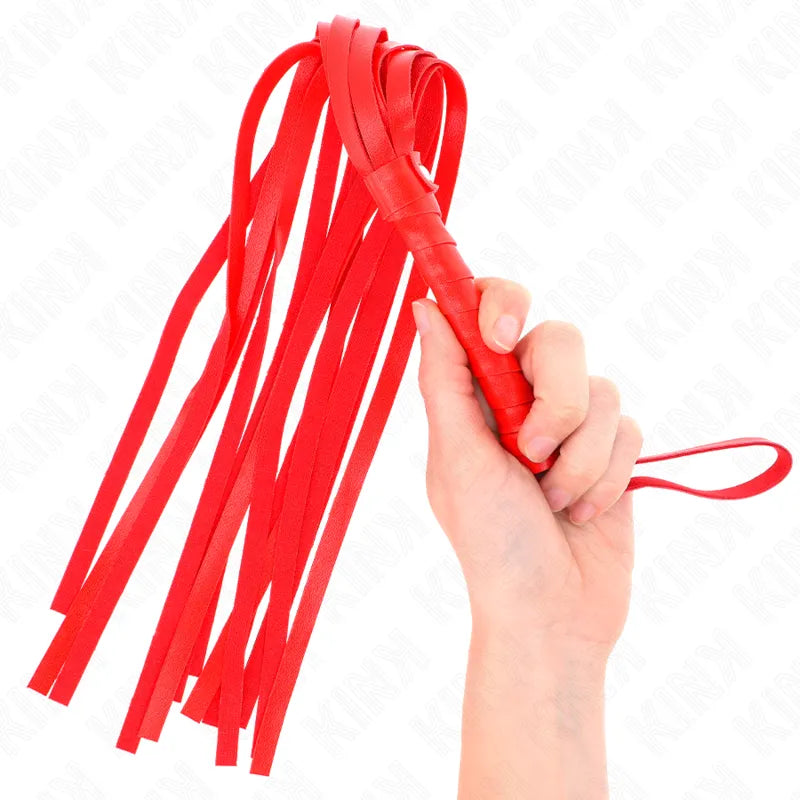 Accessoire BDSM rouge en cuir et silicone, fouet à lanières, design ergonomique pour confort et sécurité.