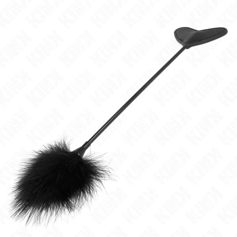 Accessoire BDSM noir en cuir et silicone, plumeau élégant et raffiné pour jeux intenses et sensuels.