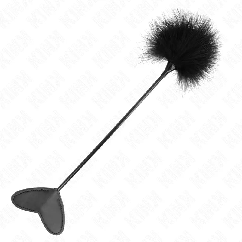Accessoire BDSM noir en cuir et silicone, cravache avec plumeau, élégant et durable pour jeux intenses.