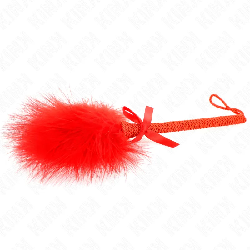 Accessoire BDSM en cuir rouge, manche tressé, pompon plume, luxe et sophistication pour jeux intimes, haute qualité.
