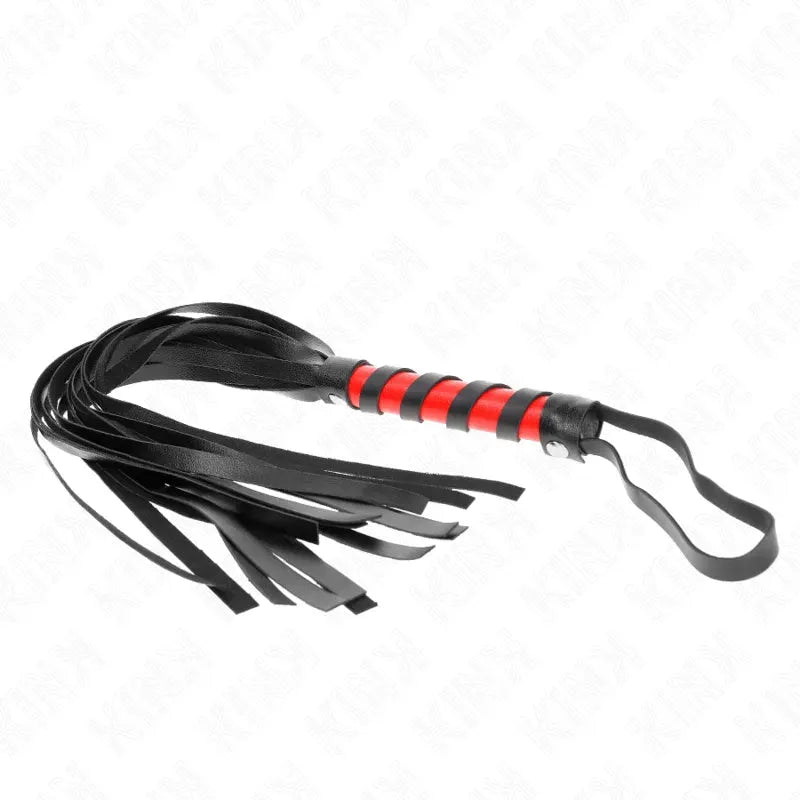 Accessoire BDSM en cuir noir et rouge, lanières élégantes, poignée robuste, design premium pour jeux intenses.