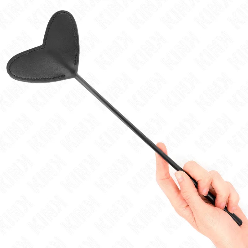 Cravache en cuir noir en forme de cœur pour jeux BDSM, accessoire premium pour expériences sensorielles intenses.