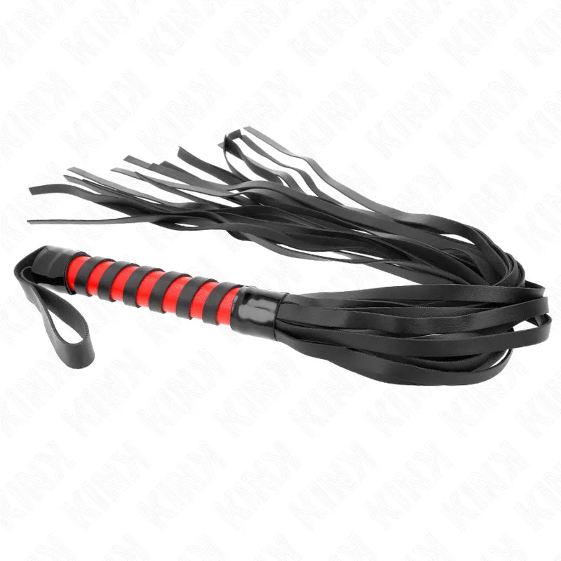 Fouet BDSM en cuir noir et rouge, poignée tressée, accessoires luxe pour expérience sensorielle intense.