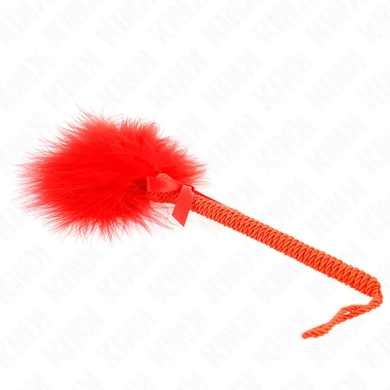 Accessoire BDSM en cuir rouge, fouet élégant avec manche tressé et plume douce, luxe et sophistication pour jeux intimes.