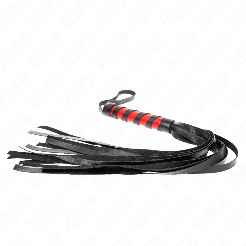 Accessoire BDSM en cuir noir et rouge, élégant et durable, avec lanières et poignée ergonomique pour jeux intenses.