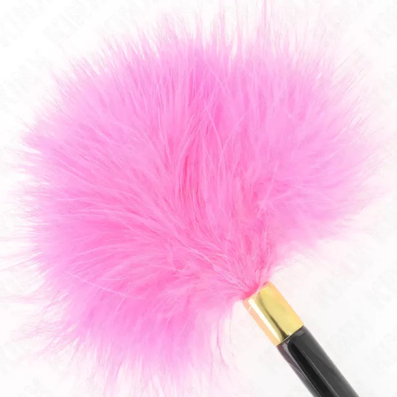 Plumeau BDSM en cuir rose vif avec manche noir et doré, accessoire élégant et durable pour moments intimes sophistiqués.