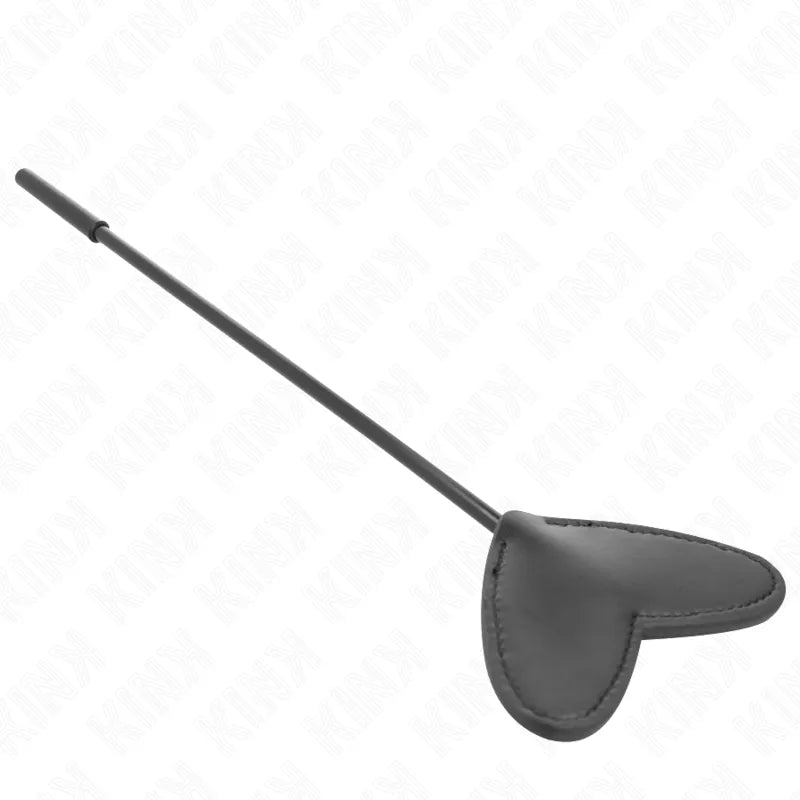 Cravache en cuir noir en forme de cœur pour jeux BDSM, accessoire premium pour expériences sensorielles érotiques.