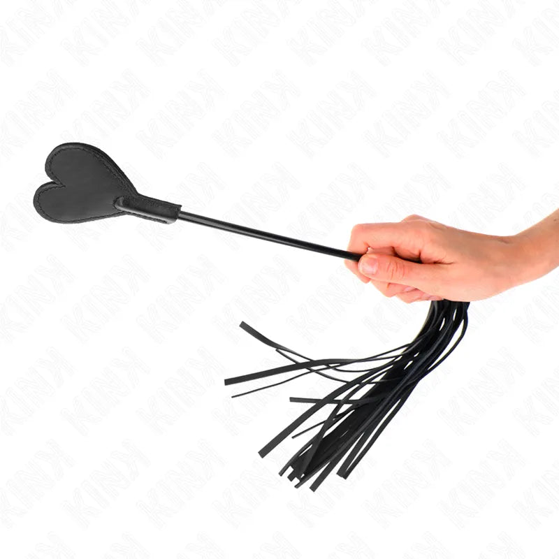 Accessoire BDSM en cuir noir, fouet avec lanières et poignée en forme de cœur, élégance et durabilité.