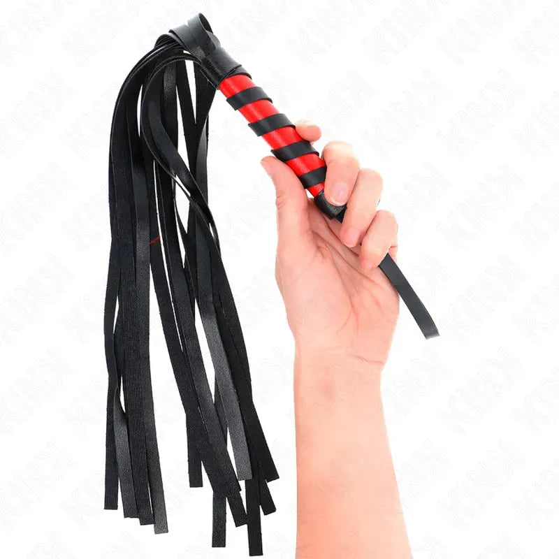 Fouet BDSM en cuir noir et rouge, élégant et durable, avec lanières longues et poignée ergonomique pour jeux sensuels.