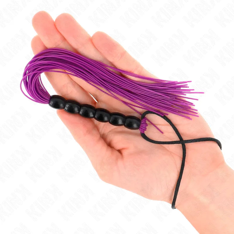 Mini fouet BDSM en cuir violet avec poignée à perles noires, accessoire de luxe pour expériences sensuelles et authentiques.