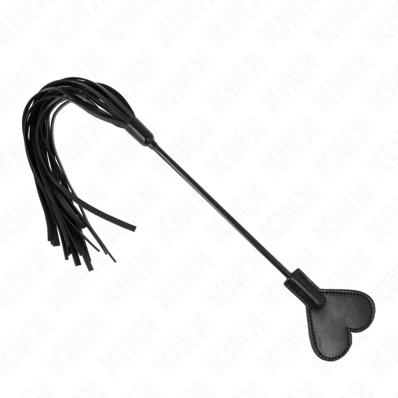 Accessoire BDSM en cuir noir, fouet avec lanières et poignée en forme de cœur, design élégant et durable.