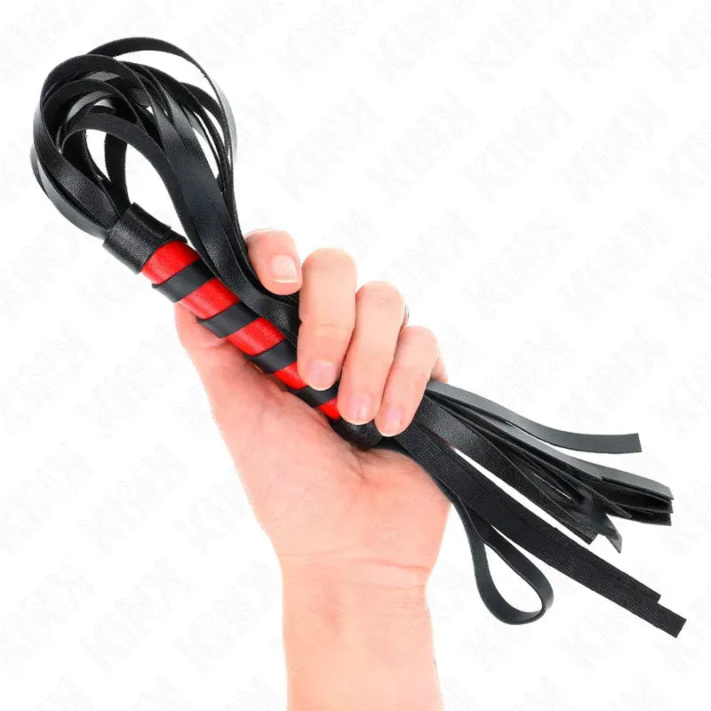 Accessoire BDSM en cuir noir et rouge, élégant et durable, avec lanières souples et poignée ergonomique pour jeux intenses.