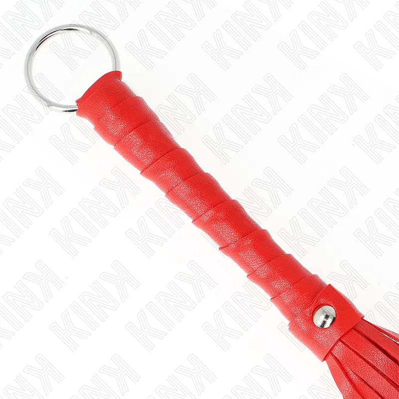Accessoire BDSM en cuir rouge luxe avec poignée texturée et anneau métallique, design élégant et sophistiqué.