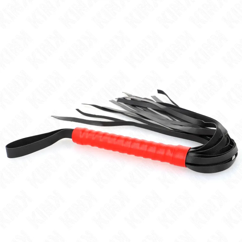 Fouet BDSM en cuir noir avec manche rouge, accessoires haut de gamme pour expérience sensorielle intense.