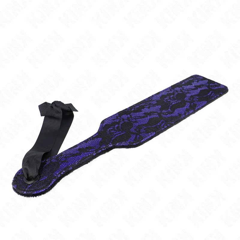 Accessoire BDSM haut de gamme en cuir noir et violet, pagaie élégante avec motif, pour jeux érotiques raffinés.