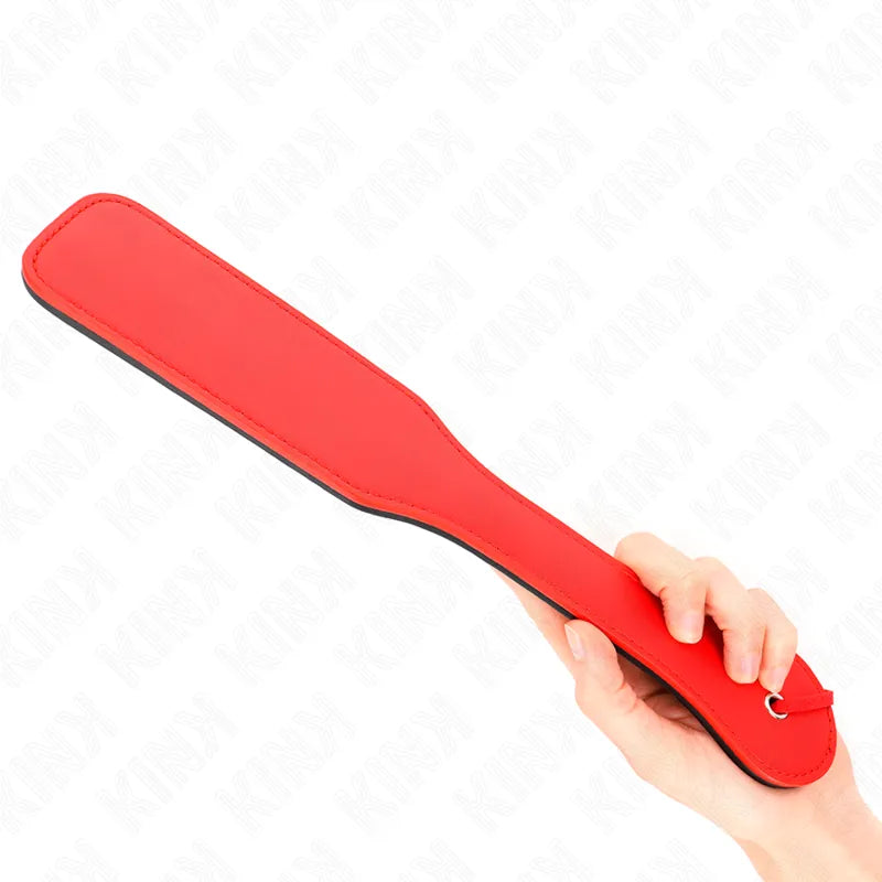 Accessoire BDSM pagaie rouge en cuir véritable, design élégant et durable pour expériences intenses et raffinées.
