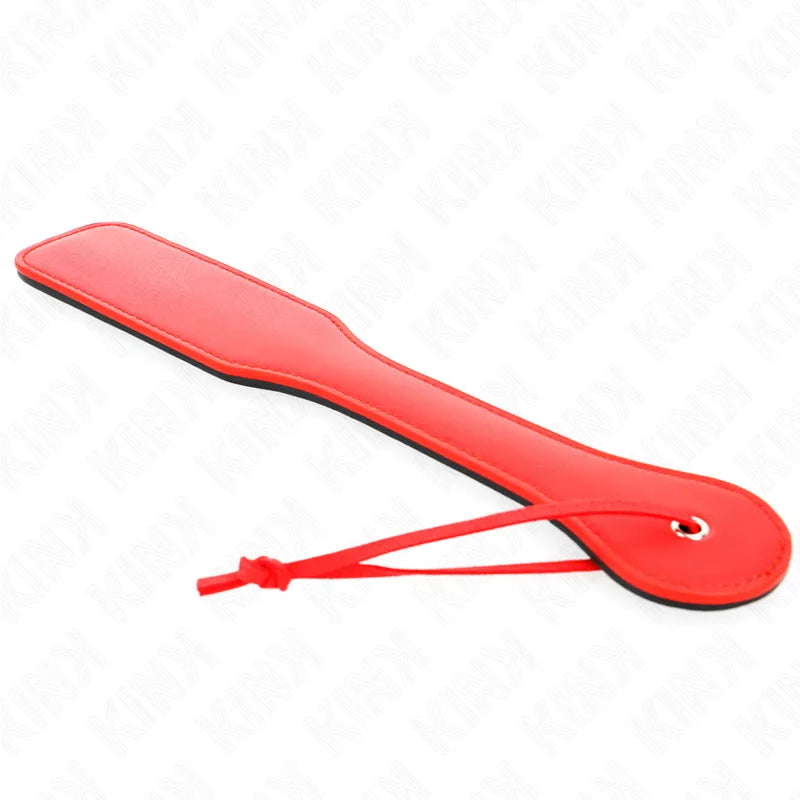Accessoire BDSM en cuir rouge, forme de pagaie, finition élégante pour expériences intenses et raffinées.