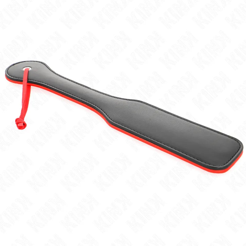 Accessoire BDSM en cuir noir et rouge, pagaie élégante pour expériences intenses, haute qualité et durabilité.