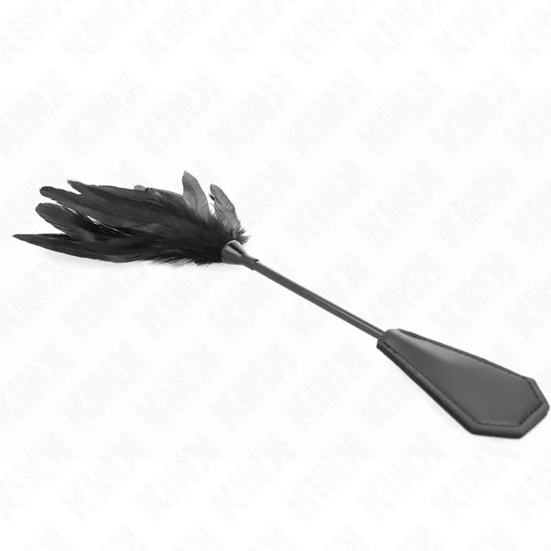 Accessoire BDSM Kink en cuir et silicone, plumeau noir élégant, idéal pour jeux de domination et soumission.
