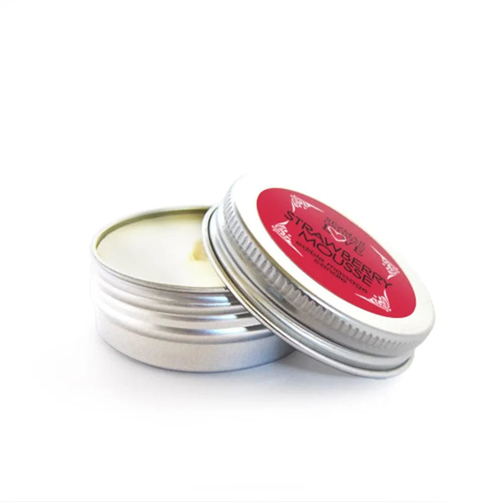 Bougie de massage ronde, couvercle argenté, senteur mousse de fraise, pour soins relaxants et ambiance chaleureuse.