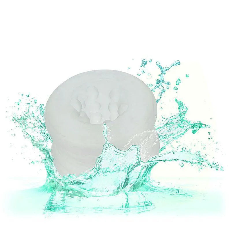 Anneau intime en silicone blanc, sans phtalates, extensible, sur fond éclaboussé d'eau, idéal pour confort et sécurité.